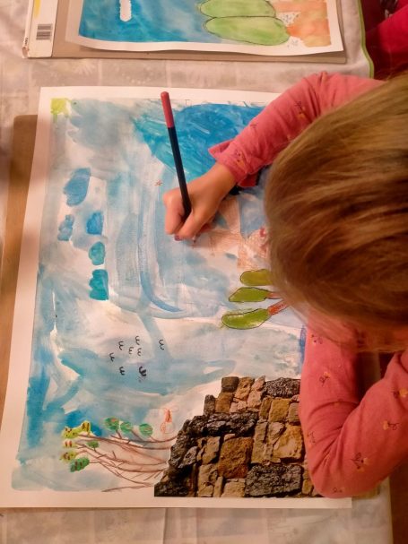 Nach einer Mühlenwanderung malen Kinder und Jugendliche ihr Mühlenbild im Workshop mit der Künstlerin Vaiva