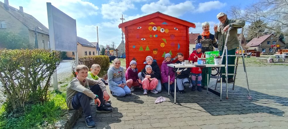 Kinder gestalten das Bücherhaus auf dem Generationen-Spielplatz in Unterrißdorf