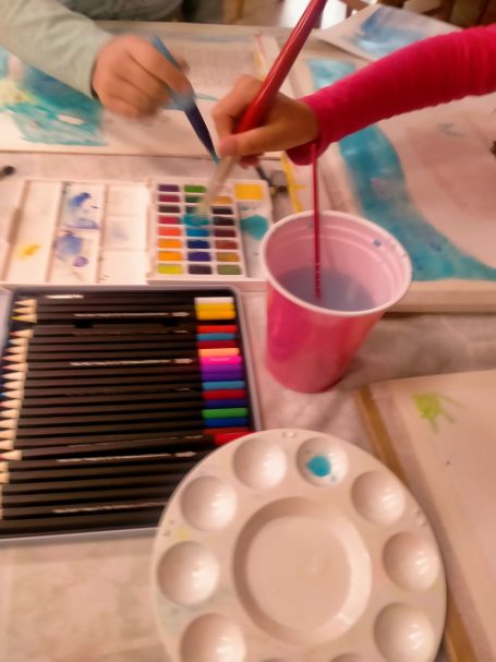 Nach einer Mühlenwanderung malen Kinder und Jugendliche ihr Mühlenbild im Workshop mit der Künstlerin Vaiva